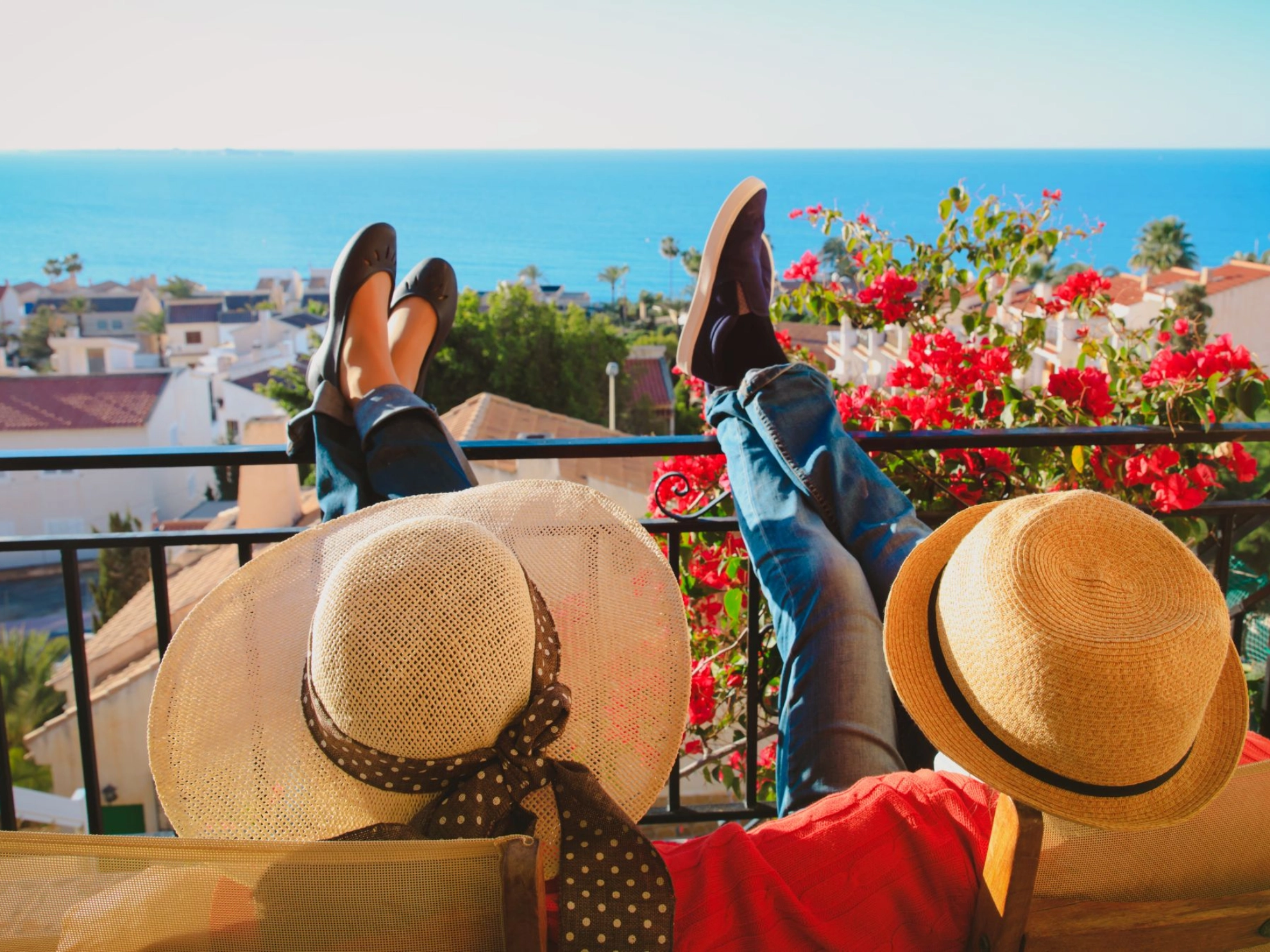 Paar auf Balkon mit Aussicht
